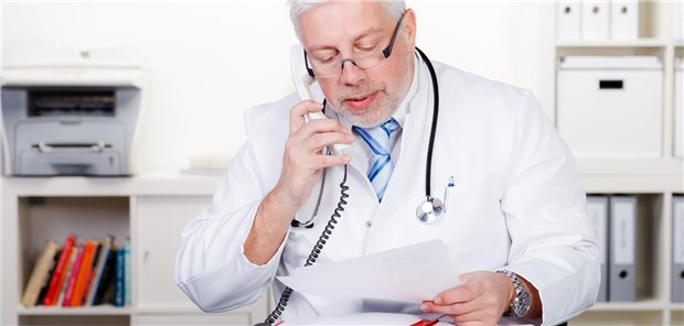Ein Arzt telefoniert