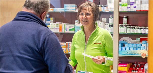Apothekensicherung durch Honorarumstellung, Telemedizin & Co geplant Apothekenmitarbeiterin und Kunde am Schalter