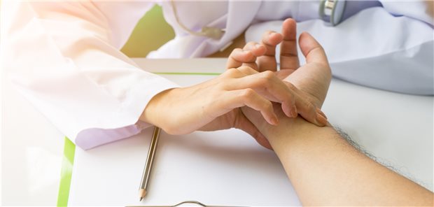 Um Episoden von Vorhofflimmern aufzudecken, ist das Pulsmessen als Triage-Test einer schwedischen Studie zufolge verzichtbar.