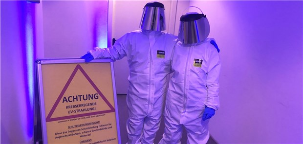 „Low Bros“ machen gegen Solarien mobil Um das Kunstwerk zu besichtigen, mussten Interessierte spezielle Schutzanzüge tragen, um der Strahlung nicht ausgesetzt zu sein.