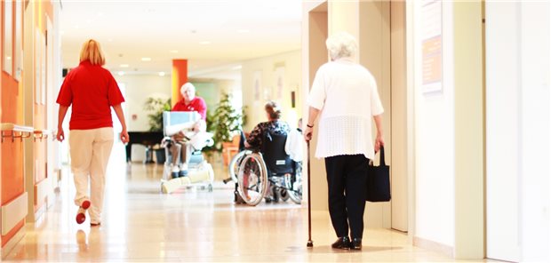 Wegen Corona deutlich weniger MDK-Prüfungen in Pflegeheimen Um das Personal in Pflegeheimen zu entlasten und diese sowie Pflegebedürftige zu schützen, hat Bundesgesundheitsminister Spahn die Regelkontrollen durch den MDK bis Ende September ausgesetzt.