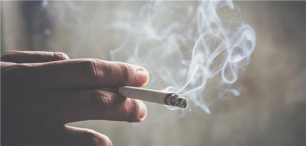 Eine Hand hält eine Zigarette. 