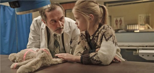 Neue Serie um Chefarzt Ballouz: Vergnüglich und nicht ganz platt Um das Vertrauen der kleinen Patientin Flori zu gewinnen, macht Filmfigur Dr. Ballouz er in einer Folge ein Röntgenbild von Emil dem Stoffhasen.