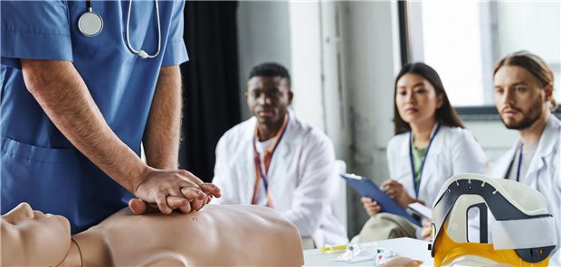 Fachkräftemangel: Kliniken in Sachsen-Anhalt erhöhen Ausbildungskapazitäten Nachwuchsmediziner in einem Seminar.