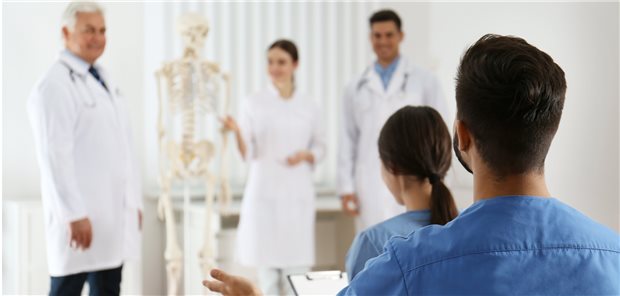 Zu wenige Rheumatologen: Das sollte die Politik tun Um den Mangel an Rheumatologen aufzuheben, müsste Lehre und Forschung ausgebaut werden.