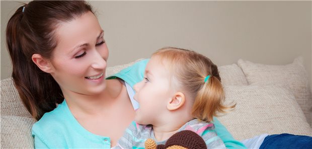 Entlastungsassistenz für alle Kinder bis zur Volljährigkeit Kind lacht eine Frau an.