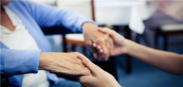 Isolierung von an COVID-19 erkrankten Heimbewohnern genügt nicht Um die Einschleppung von COVID-19 in Pflegeeinrichtungen zu verhindern, sollte nur das für die Pflege essenzielle Personal Zutritt haben, empfiehlt die US-Seuchenbehörde CDC.