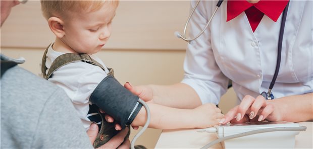Um die Folgen eines hohen Blutdrucks zu verhindern, wären regelmäßige Messungen des Blutdrucks schon bei Kindern vom dritten Lebensjahr an etwa alle zwei Jahre empfehlenswert und nützlich, betont die Stiftung Kindergesundheit.