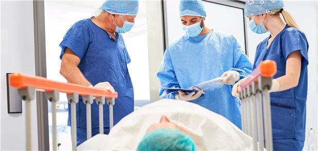 Um die Krankenhauskapazitäten voll betreiben zu können, fehlt es zunehmend an Personal.