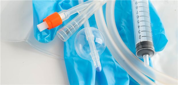 Kochsalzlösung im Ballonkatheter: Wie riskant ist das bei Kindern? Foley-Katheter und Urinbeutel, die zum Sammeln von Urin bei Patienten im Krankenhaus verwendet werden.