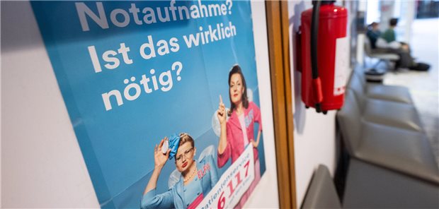 Plakat weist daraufhin, dass Notaufnahmen tatsächlich nur für Notfälle gedacht sind.