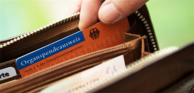 Neuer Zündstoff in der Organspende-Debatte Um die Zahl der Organspender zu erhöhen, sind Neuregelungen geplant. Ein neuer Vorschlag sieht vor, die Zustimmung zur Organspende mit der Vergabe eines Ausweises oder Reisepasses