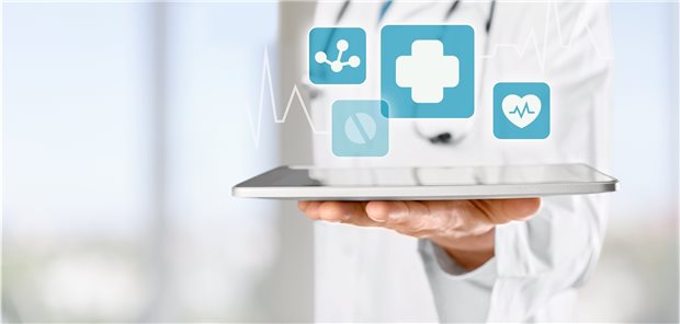 Telemonitoring: DGTelemed fordert effektivere Zulassungsprozesse Tablet, über dem ein Herz, eine Tablette, ein Graph und ein Kreuz schwebend als Icons dargestellt werden. Eine Person mit Stethoskop und im weißen Arztkittel hält das Tablet mit einer Hand.