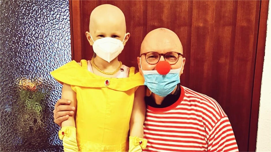 Um die kleinen Patienten aufzuheitern, kommt er auch schon mal als Clown.