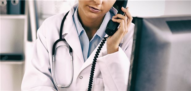 Um direkte Arzt-Patienten-Kontakte weiter möglichst gering zu halten, sind Behandlungen auch weiter per Video möglich.