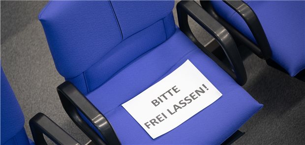 COVID-19-Milliardenpaket und Beifall für die Helden der Nation Um eine Ansteckungsgefahr zu minimieren, blieben am Mittwoch im Bundestag zwischen jedem Abgeordneten mindestens zwei Stühle frei.