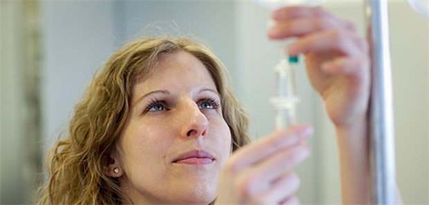 Auf Restvolumen bei Kurzinfusionen achten! Um eine Unterdosierung zu vermeiden, sollten Patienten ohne Flüssigkeitsrestriktion daher Infusionen mit größerem Volumen (mindestens 250 ml) erhalten.