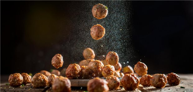 Ein KI-generiertes Bild von fliegenden Fleischbällchen