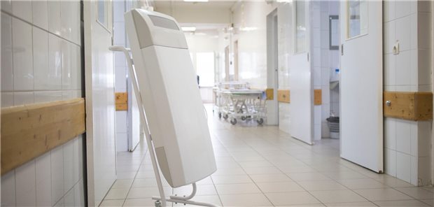 Ein Luftreiniger steht im Gang eines Krankenhaus. 