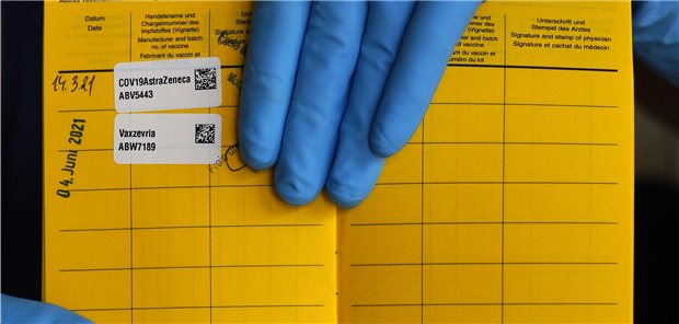 Um zu überprüfen, ob ein Impfpass echt ist, können Arbeitgeber die Chargennummer mit öffentlichen Datenbanken abgleichen.