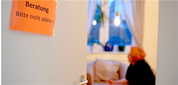 Umfassende Beratung und Aufklärung – dazu sind auch Heilpraktiker verpflichtet. Bleiben alternative Heilmethoden bei den Patienten ohne Erfolg, müssen sie nachdrücklich zur Schulmedizin raten.