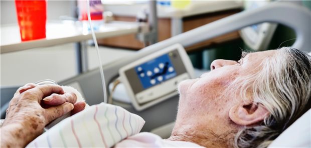 Wo sich Empathie auf funktionale Routine beschränkt, haben Täter leichteres Spiel Frau um Krankenbett