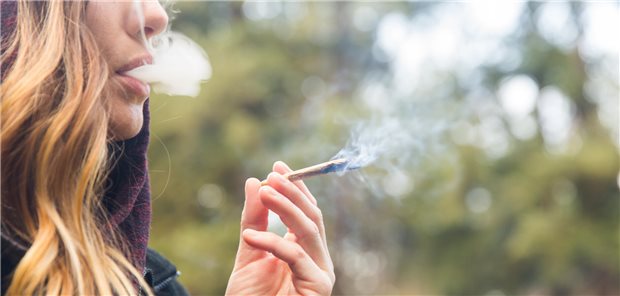 Frau raucht einen Joint.