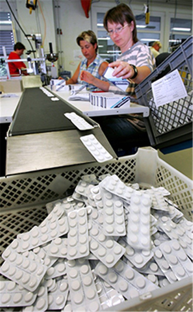 Betrug mit HIV-Arzneien: Importeure wehren sich Umverpacken von importierten Arzneimitteln bei EMRA-MED: Die Importeure wehren sich gegen pauschale Vorwürfe wegen eines möglichen Betrugs mit HIV-Medikamenten.