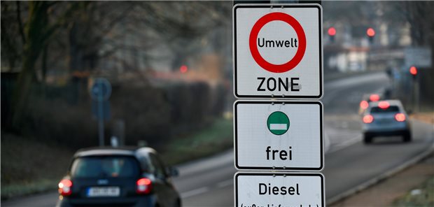 In Umweltzonen wird weniger für Asthma- und Herz-Mittel ausgegeben Umweltzonen führen einer Studie zufolge zu messbar niedrigeren Ausgaben für Medikamente gegen Herz- und Atemwegserkrankungen.