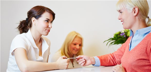 Umworbene Mitarbeiter: Arztpraxen in Bremen fällt es schwer, MFA zu finden und zu halten. Eine neue Social Media-Kampagne soll Kontakte zu Kandidaten herstellen.