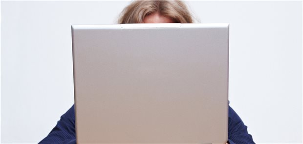 Unbekannter Patient am Bildschirm. Wie viel Kranksein lässt sich bestätigen?Die KBV ist gegen AU-Bescheinigungen nach zuvor ausschließlichem Fernkontakt.