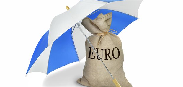 Das Foto zeigt einen Sack mit der Aufschrift "Euro" sowie darüber einen Regenschirm.