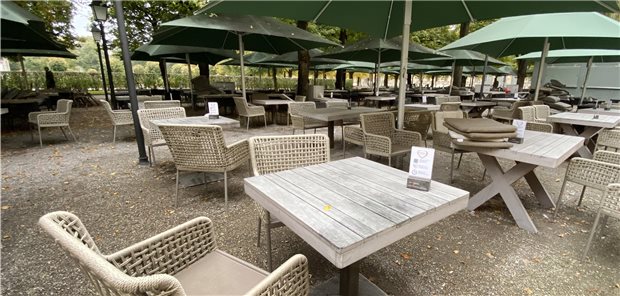 Ändert Corona unser Freizeitverhalten langfristig? Unbesetzte Stühle im Hofgarten in München: Manche glauben, die heilsame Entschleunigung ändere künftig das Freizeitverhalten.