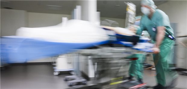 Ein Bett wird in den OP-Saar geschoben.