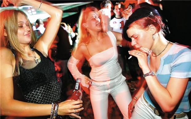 Verkatert in die Vorlesung, mit Pillen zur Prüfung Und abends ist der Joint dein Freund: Feiern und exzessiver Alkohol- und Drogenmissbrauch ist in Studentenstädten gerade an Wochenenden eine Normalität.
