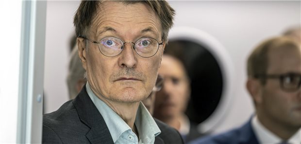 Bundesgesundheitsminister Lauterbach blick betroffen drein.