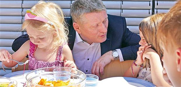 So sieht Prävention in der Praxis aus "Und, schmeckt das auch?" Der Minister selbst war vom "originell und sehr lecker gewürzten Lachs" angetan.