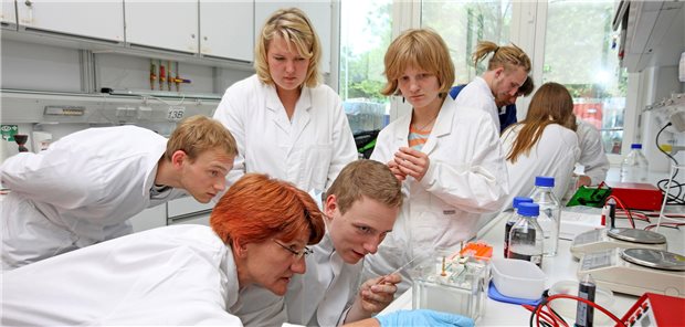 Corona: Vorlesung am Monitor klappt – aber Praktika und Exkursionen? Undenkbares Bild im Jahr 2020: Medizinstudierende in einer eng zusammengerückten Praktikumsgruppe im Labor des Zentrums für medizinische
Biotechnologie der Universität Duisburg-Essen – lange vor Corona-Zeiten.