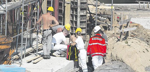 Gezielte Aufklärung und Prävention stoppen Arbeitsunfälle Unfall am Bau: Wurden die Sicherheitsvorschriften eingehalten, muss die Berufsgenossenschaft die Behandlungskosten tragen.