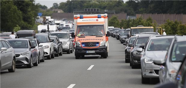 Unfall auf der Autobahn: Rettungsfahrzeuge brauchen die Gasse, um zu möglichen Unfallopfern zu gelangen. Doch was ist, wenn ein Arzt in seinem Privat-Pkw zum Unfallort durch die Gasse fahren will? Ein Fall für die Juristen...