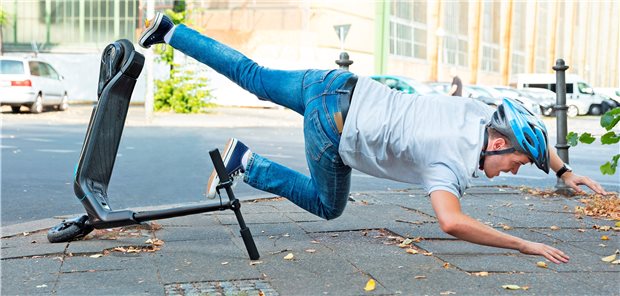 Bei jedem dritten E-Roller-Unfall ist Alkohol im Spiel Unfall mit E-Scooter. Wer keinen Helm trägt, riskiert ein schweres Schädelhirntrauma mit massiven Folgeschäden, warnen Ärzte aus München. (Symbolbild)