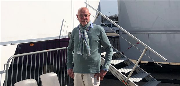 Arzt im Ruhestand hilft geflüchteten Ukrainern im Ankunftszentrum Tegel Unfallchirurg Dr. Wolfgang Schaper ist der ärztliche Leiter am Ankunftszentrum in Tegel. In seinem Job muss er viele Dinge neben der medizinischen Versorgung organisieren.