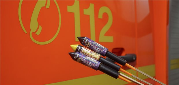 Silvesterfeuerwerk: Erste Ärzteverbände mahnen zur Vorsicht Feuerwerksraketen vor Krankenwagen