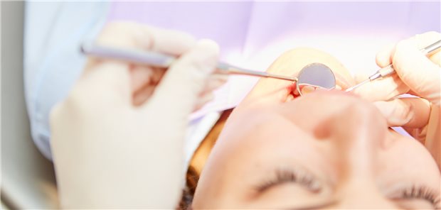 Ungeimpft beim Zahnarzt zu arbeiten, ist seit dem 15. März nicht mehr erlaubt. Eine ZFA ohne entsprechenden Schutz scheiterte nun mit ihrer Klage vor dem Oberverwaltungsgericht.