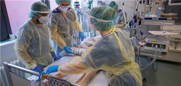 Ungeimpfte Mitarbeiter können weiter in den Praxen und Kliniken Mittelsachsens arbeiten, wenn andernfalls die Versorgung gefährdet wäre, so das Landratsamt. (Symbolbild mit Fotomodellen)