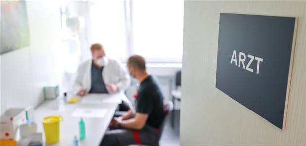 Wie eine Krankenkasse Betriebsärzte in die Primärversorgung einbinden will Ungenutzte Kompetenz in der ambulanten Versorgung? Blick in eine betriebsärztliche Dienststelle.