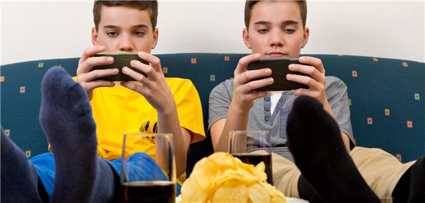 Ungesunde Ernährung und Dauerdaddeln auf dem Smartphone statt Bewegung im Freien: Gesundheitskompetenz fängt schon in jungen Jahren an – aber oft wird sie in Familien und Schule nicht ausreichend vermittelt.