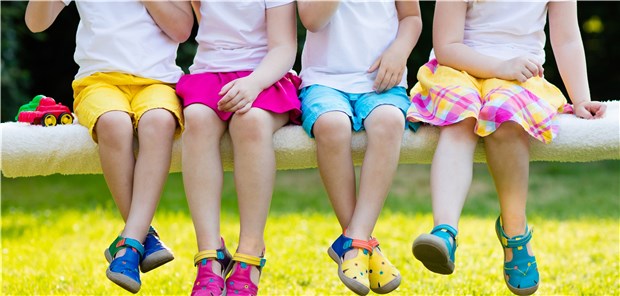Hautkrebs verhindern – Kinderhaut schützen Ungetrübter Spaß in der Sonne – wenn die Haut auch genügend geschützt ist. Hautärzte wollen dazu in Kindergärten informieren.