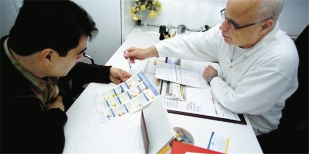 Vor 2009: Kassen machen Tabula rasa Ungewisse Zukunft: Diätplan wird in einer Schwerpunktpraxis besprochen.