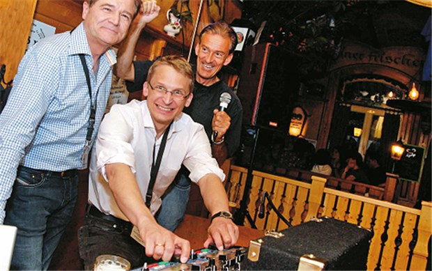 Medizin-Professoren lassen Studenten tanzen Ungewöhnliche Herausforderung am DJ-Pult: Die Medizinprofessoren Michael Stürmer, Joachim Lotz und Matthias Bähr (von links)